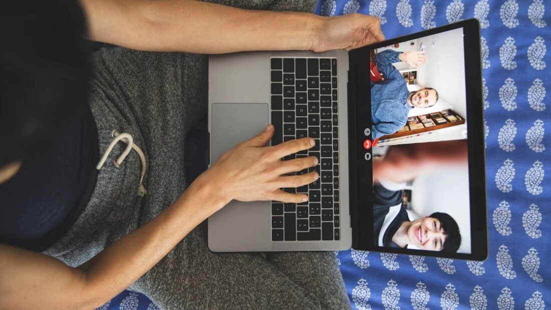 How to Stay in Touch With Long-Distance Friends