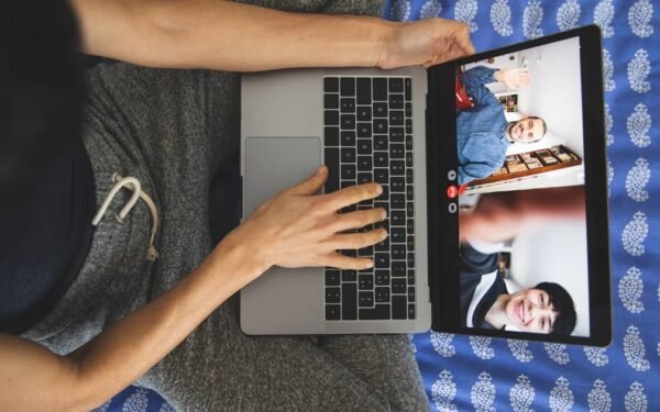 How to Stay in Touch With Long-Distance Friends
