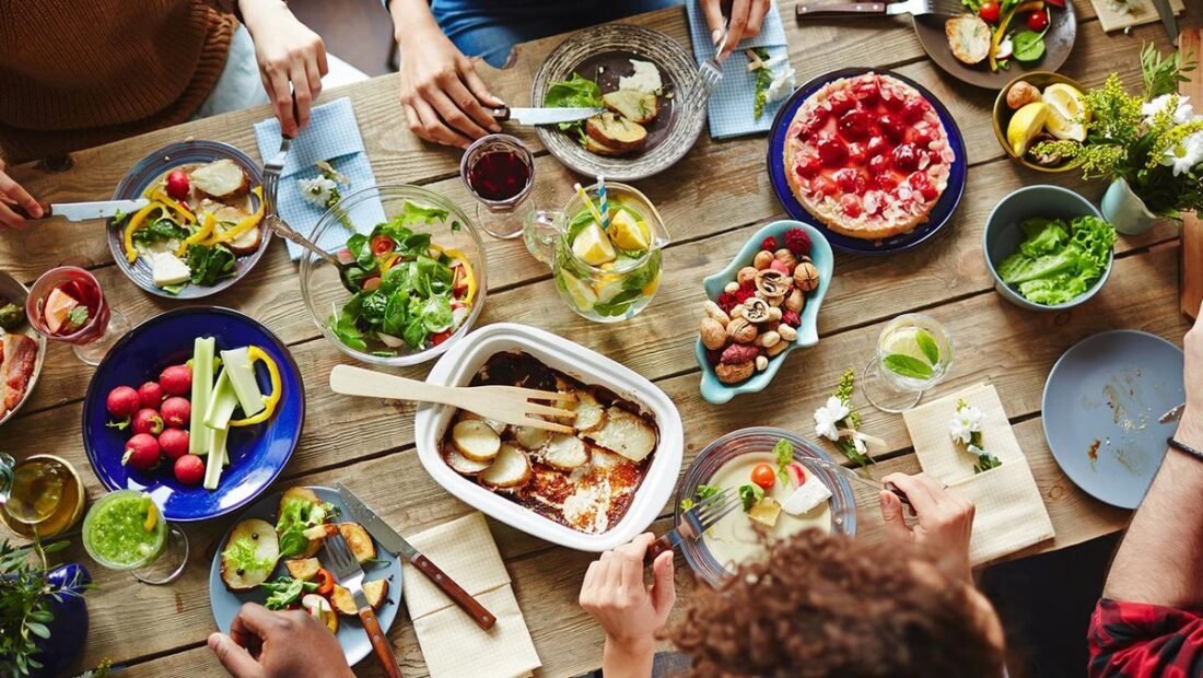 How to Host a Dinner Party for Eight on a Budget