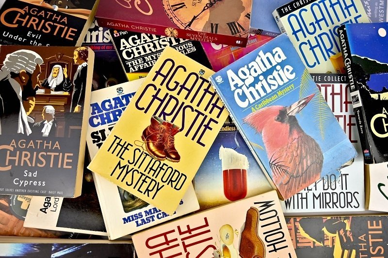 Best Mystery Novels for Beginners (12 Picks)