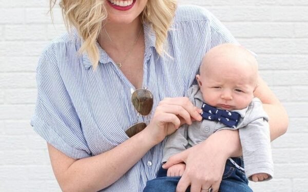 What Are the Wardrobe Essentials for a New Mom?