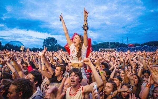 What Should I Wear to a Casual Outdoor Concert?