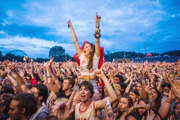 What Should I Wear to a Casual Outdoor Concert?